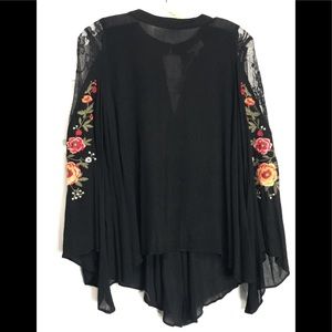 Ungee Size M Black long sleeve flower blouse